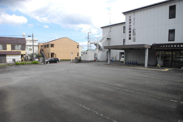 会館正面・駐車場